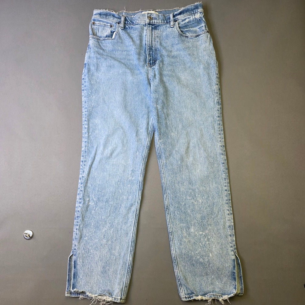Abercrombie & Fitch The 90s Straight Ultra High Rise Light Wash Jeans 31/12s